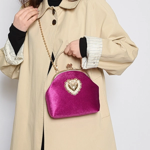Borsa da sera retrò in velluto magenta con catena d'oro e cuore di perle con cappotto