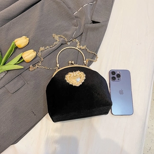 Borsa da sera vintage in velluto nero con cuore in metallo e tracolla a catena oro
