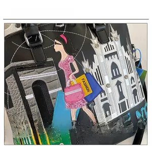 Dettaglio del ricamo di paillettes e patchwork di moda sulla borsa tote nera