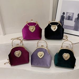 Eleganti borse da sera barocche in velluto in cinque colori con decori a cuore d'oro