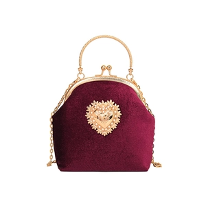 Borsa da sera vintage in velluto bordeaux con cuore di perle dorato e manico