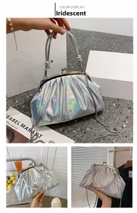 Détail du sac dumpling en cuir verni irisé avec fermeture à fermoir métallique et chaîne