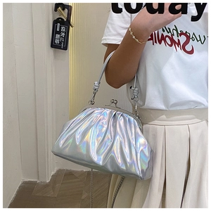 Détail du sac pochette argenté holographique plissé avec fermoir rétro en métal argenté