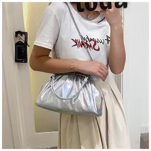 Sac à main argenté irisé avec texture froncée et détail de poignée métallique