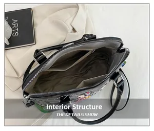 Struttura interna della borsa vintage a conchiglia con tasca a zip e dettagli graffiti