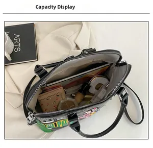 Vista dall'alto degli interni spaziosi di una borsa nera con oggetti quotidiani