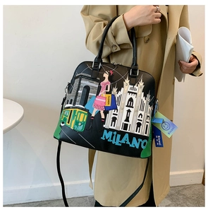 Dettaglio del ricamo Milano su borsa vintage in pelle nera con tracolla rimovibile