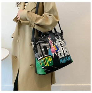 Dettaglio della borsa vintage con ricamo moda Milano e tracolla regolabile nera