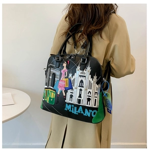 Dettaglio dello zaino vintage nero con ricami Milano e motivi della città