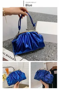 Détail de la pochette plissée bleu métallisé avec fermoir doré et bandoulière