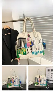 Dettaglio borsa bianca in ecopelle con ricamo di Milano ed etichetta blu del marchio