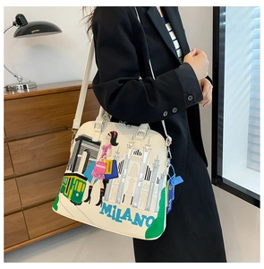 Dettaglio della borsa tote beige con illustrazione di Milano e cartellini del marchio