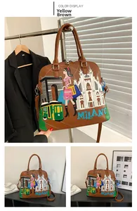 Dettaglio borsa a guscio marrone con ricami di Milano e trame in stile collage
