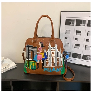 Dettaglio del ricamo di Milano con Duomo e tram d'epoca su una borsa a mano marrone