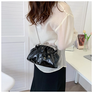 Détail du sac nuage noir brillant avec chaîne en métal argenté et fermeture à fermoir