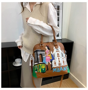 Dettaglio della borsa vintage in pelle marrone con ricamo Milano e manici a mano