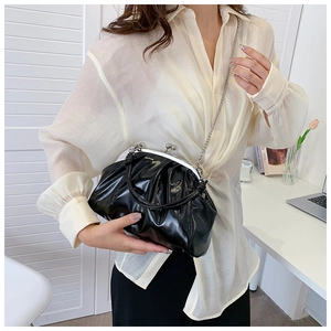 Détail latéral du sac nuage noir brillant plissé avec chaîne argentée et fermoir métal