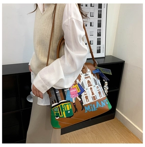 Dettaglio della borsa vintage marrone con ricami di Milano e ciondoli decorativi alla moda