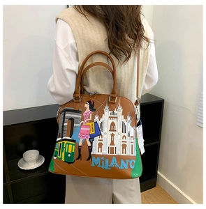 Dettaglio della borsa vintage marrone con ricamo Milano e motivi patch alla moda