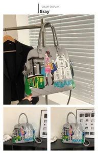 Dettaglio della borsa vintage grigia con ricami Milano colorati e manici in pelle