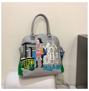 Dettaglio del ricamo del Duomo di Milano e patch moda sulla borsa a mano grigia