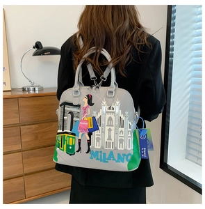 Dettaglio della borsa grigia vintage con ricamo di Milano e patchwork artistico raffinato