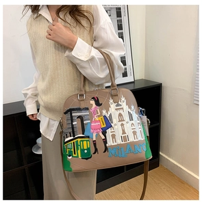 Dettaglio della borsa vintage con squisito ricamo Milano e trama in pelle resistente