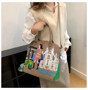 Dettaglio ricamo di Milano e tram vintage sulla borsa a tracolla color kaki