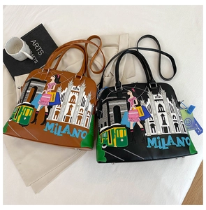 Dettaglio della borsa a conchiglia con ricami a tema Milano e motivi urbani vintage