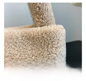 Détail de la bordure en peluche et du cuir litchi blanc sur le sac à main