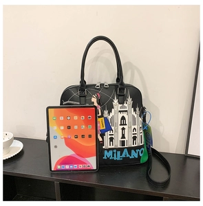 Dettaglio borsa vintage con ricamo Milano e tracolla regolabile per donna