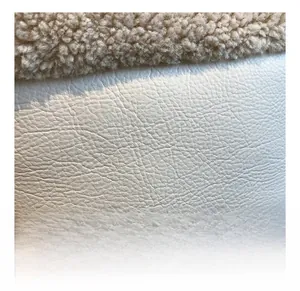 Gros plan sur le cuir grainé et la texture en fausse fourrure d'un sac seau