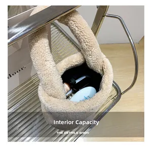 Capacité interne du sac seau en peluche montrant la texture douce et l'espace de rangement