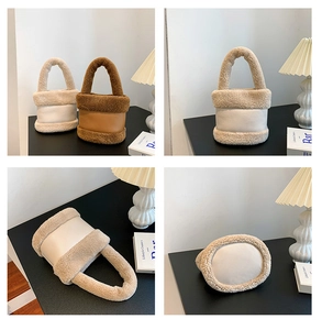 Vue détaillée des sacs seaux en peluche crème et marron foncé avec coutures en cuir