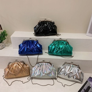 Sacs nuages en cuir verni brillant aux couleurs métallisées avec bandoulière chaîne