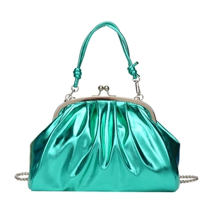 Sac à main vert métallisé brillant en cuir verni avec poignée tressée et fermoir doré