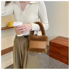 Détails du sac à main en peluche marron caramel avec laine d'agneau et coutures en cuir