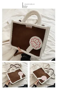 Detail der kaffeebraunen Wildledertasche mit weißem Plüschbesatz und Lollipop-Stickerei