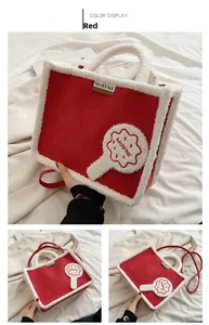 Detailansicht der roten Plüschtasche mit weißem Lammfellbesatz und Logo-Plakette