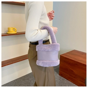 Gros plan sur le sac à main en peluche lilas et cuir porté par une femme en automne