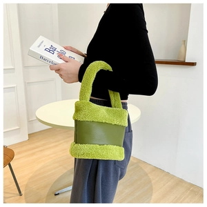 Détail du sac seau en peluche vert citron avec fausse fourrure douce et empiècement en cuir