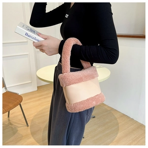 Gros plan du sac à main rose en peluche et cuir porté par un mannequin dans un décor doux