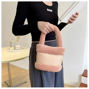 Vue détaillée du sac à main en peluche rose et cuir beige avec texture laineuse