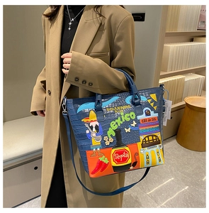 Detail der dunkelblauen Krokodil-Tasche mit Mexiko-Stickerei getragen von einem Modell