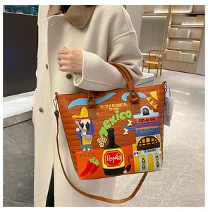 Detail der mexikanischen Tote Bag mit bunten Stickereien und Krokodil-Textur
