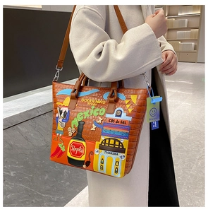 Detail der Retro-Tasche mit Krokostruktur und lebhaften mexikanischen Stickereiaufnähern