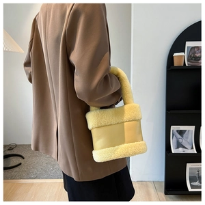 Détail du sac à main jaune clair en fausse fourrure et cuir avec poignée arrondie