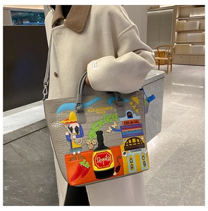 Detail der grauen Krokodil-Handtasche mit lebhafter Stickerei im mexikanischen Souvenirstil
