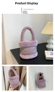 Détail d'un sac seau violet en peluche et cuir sur une table au style minimaliste