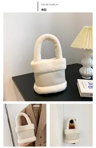 Vues détaillées d'un sac seau en peluche crème montrant les textures de cuir et de laine